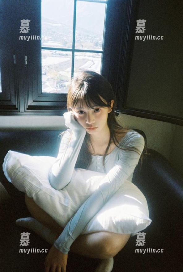 在Min.E (민이)的灰丝写真作品中，发现美丽与自由交织的无尽可能性与灵感
